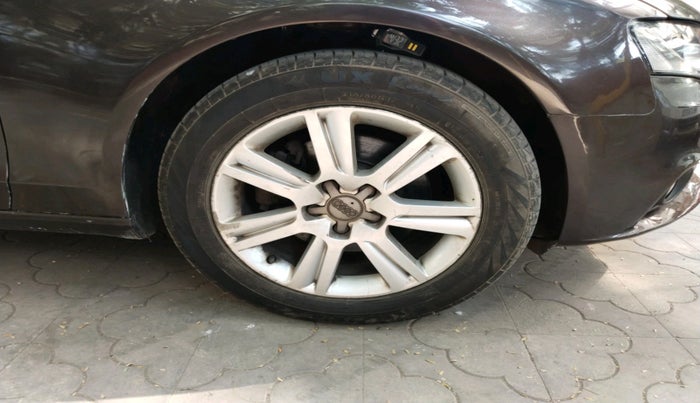 2011 Audi A4 2.0 TDI, Diesel, Automatic, 1,35,566 km, tyre