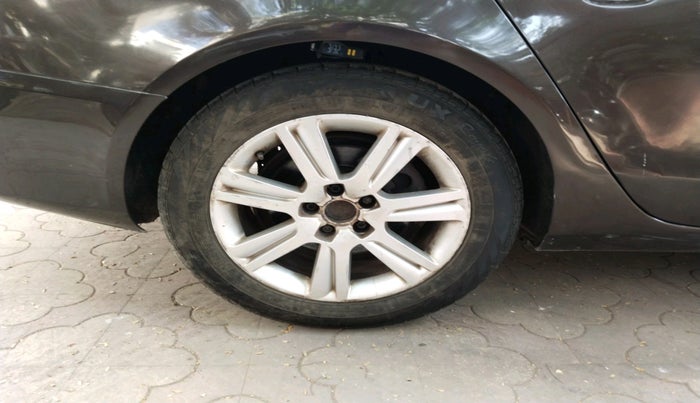 2011 Audi A4 2.0 TDI, Diesel, Automatic, 1,35,566 km, tyre