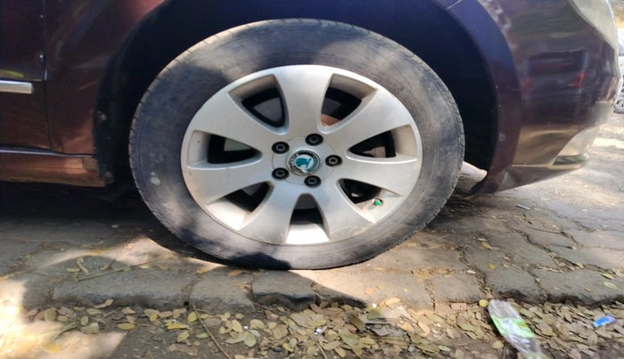 2011 Skoda Superb ELEGANCE 2.0 TDI CR AT, Diesel, Automatic, 98,400 km, tyre