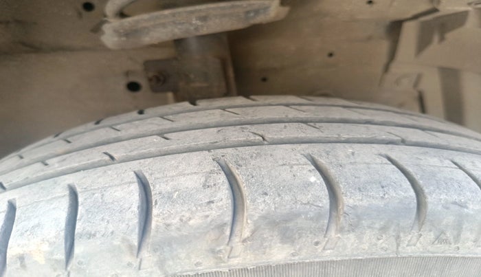 2011 Maruti Swift VXI, Petrol, Manual, 98,913 km, tyre