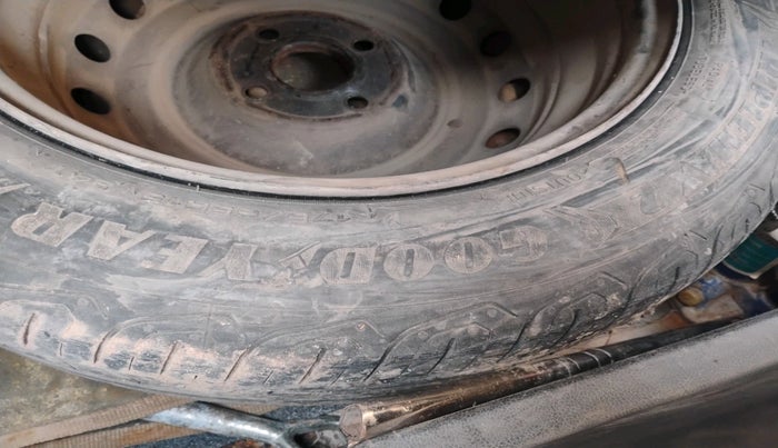 2011 Hyundai Verna FLUIDIC 1.6 VTVT EX, Petrol, Manual, 1,00,178 km, tyre