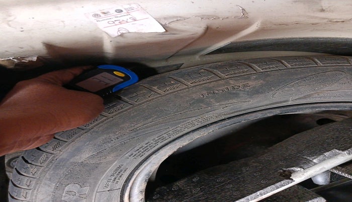 2010 Volkswagen Vento TRENDLINE 1.6, Petrol, Manual, 1,08,401 km, tyre