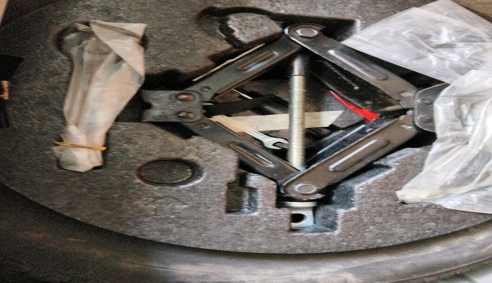 2022 Mahindra XUV300 W6 1.2 PETROL AMT, Petrol, Automatic, 66,136 km, tyre