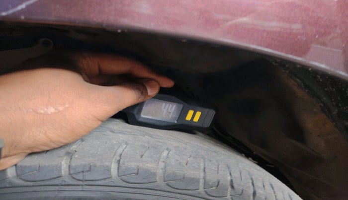 2017 Toyota Innova Crysta 2.4 G 7 STR, Diesel, Manual, 1,76,219 km, tyre