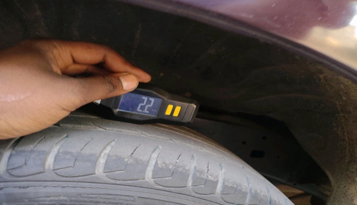 2017 Toyota Innova Crysta 2.4 G 7 STR, Diesel, Manual, 1,76,219 km, tyre