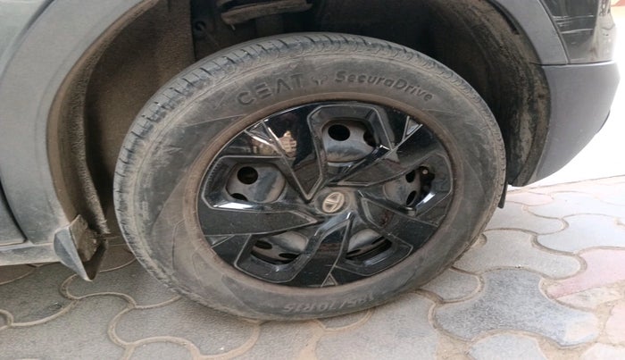 2023 Tata PUNCH ADVENTURE AMT, Petrol, Automatic, 8,127 km, tyre