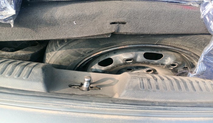 2011 Volkswagen Polo TRENDLINE 1.2L PETROL, Petrol, Manual, 1,53,001 km, tyre