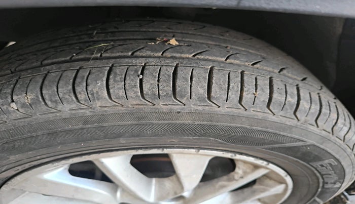 2015 Mahindra Kuv100 K6 D 6 STR, Diesel, Manual, 70,063 km, tyre