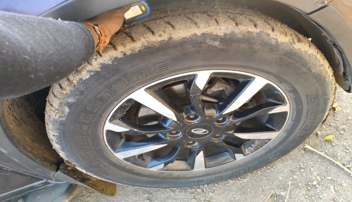 2015 Mahindra XUV500 W10, Diesel, Manual, 1,41,110 km, tyre