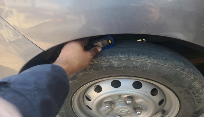 2013 Hyundai Eon ERA + LPG, Petrol, Manual, 1,41,416 km, tyre