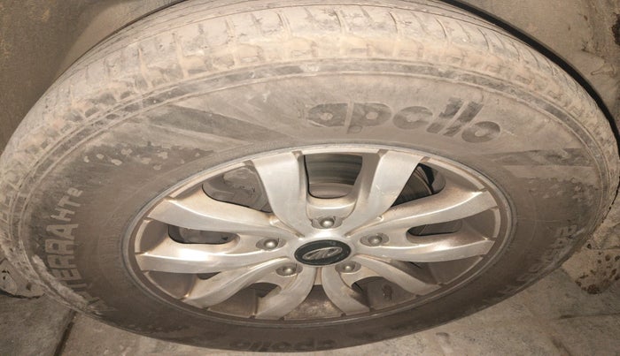 2016 Mahindra XUV500 W10 AT 1.99, Diesel, Automatic, 1,44,986 km, tyre