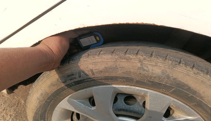 2015 Hyundai Grand i10 SPORTZ 1.1 CRDI, Diesel, Manual, 1,11,754 km, tyre