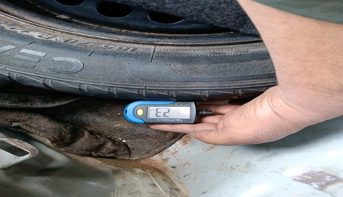 2015 Hyundai Grand i10 SPORTZ 1.1 CRDI, Diesel, Manual, 1,11,754 km, tyre