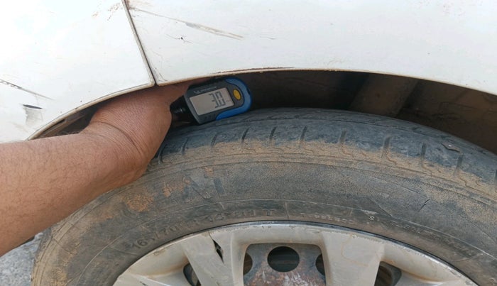 2015 Hyundai Grand i10 SPORTZ 1.1 CRDI, Diesel, Manual, 1,11,754 km, tyre