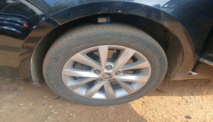 2012 Skoda Superb ELEGANCE 2.0 TDI CR AT, Diesel, Automatic, 1,82,320 km, tyre