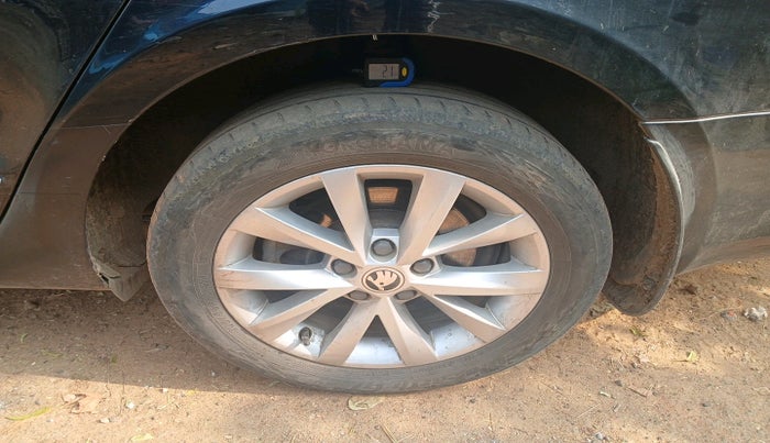 2012 Skoda Superb ELEGANCE 2.0 TDI CR AT, Diesel, Automatic, 1,82,320 km, tyre