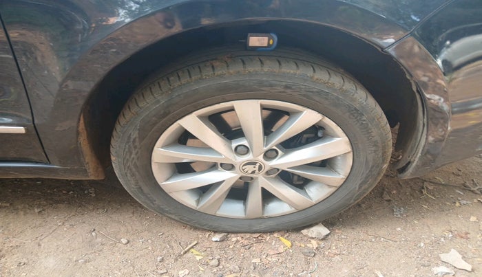 2012 Skoda Superb ELEGANCE 2.0 TDI CR AT, Diesel, Automatic, 1,82,320 km, tyre