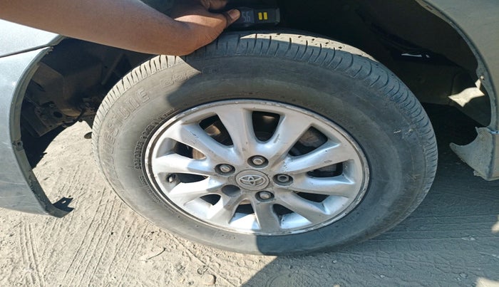 2013 Toyota Innova 2.5 VX 8 STR, Diesel, Manual, 3,54,960 km, tyre