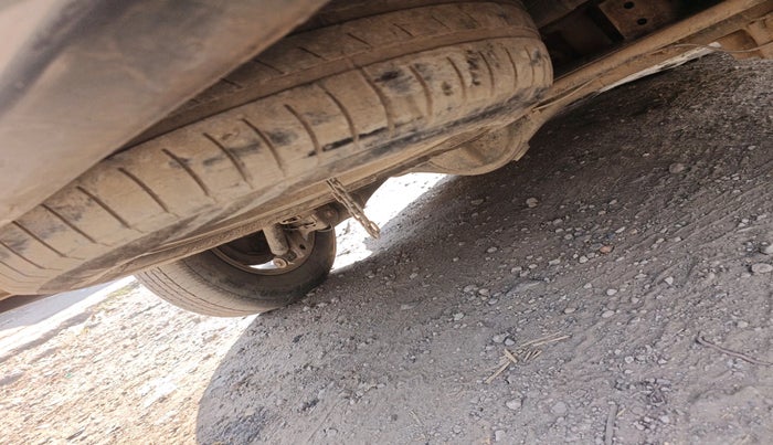 2013 Toyota Innova 2.5 VX 8 STR, Diesel, Manual, 3,54,960 km, tyre