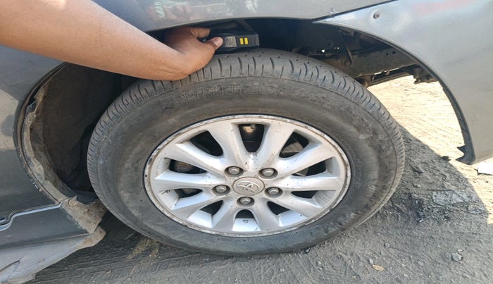 2013 Toyota Innova 2.5 VX 8 STR, Diesel, Manual, 3,54,960 km, tyre