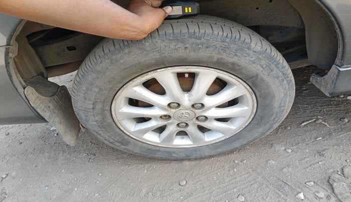 2013 Toyota Innova 2.5 VX 8 STR, Diesel, Manual, 3,54,960 km, tyre