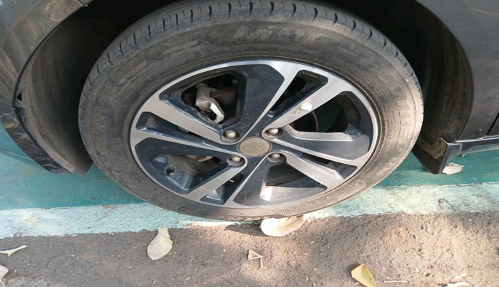 2024 Tata ALTROZ XZ PLUS SUNROOF CNG, Petrol, Manual, 13,394 km, tyre