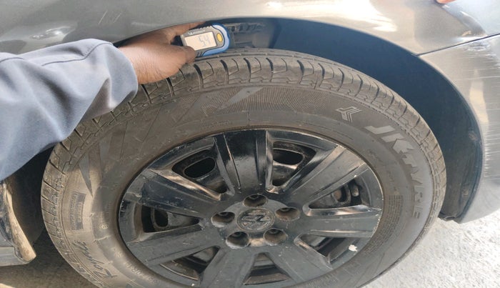 2011 Volkswagen Polo COMFORTLINE 1.2L PETROL, Petrol, Manual, 1,02,222 km, tyre