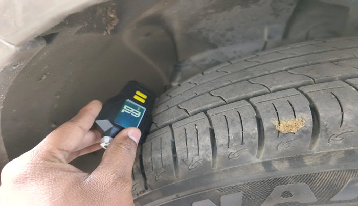 2014 Nissan Terrano XL (P), Petrol, Manual, 1,02,279 km, tyre