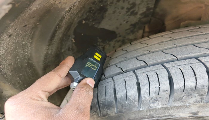 2014 Nissan Terrano XL (P), Petrol, Manual, 1,02,279 km, tyre