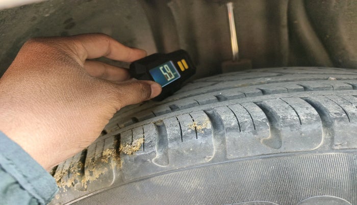 2014 Nissan Terrano XL (P), Petrol, Manual, 1,02,279 km, tyre