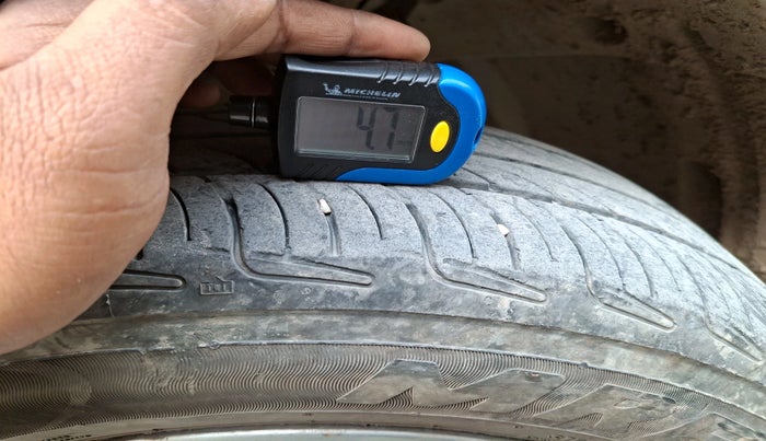 2015 Maruti Swift ZXI, Petrol, Manual, 1,04,357 km, tyre