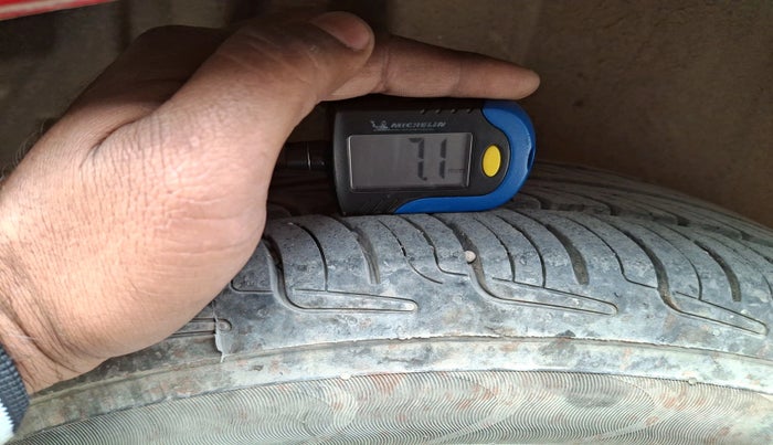 2015 Maruti Swift ZXI, Petrol, Manual, 1,04,357 km, tyre