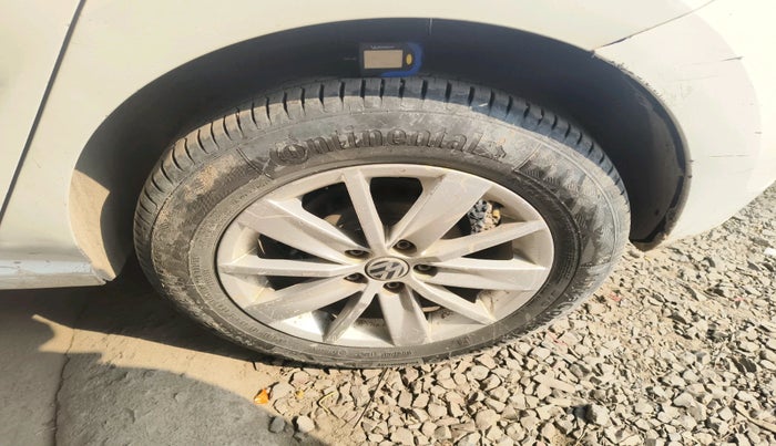 2014 Volkswagen Polo HIGHLINE1.2L, Petrol, Manual, 1,67,420 km, tyre