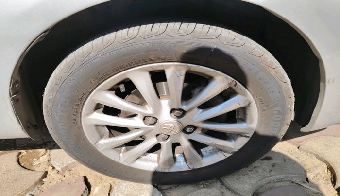 2011 Toyota Etios Liva V, Petrol, Manual, 99,729 km, tyre