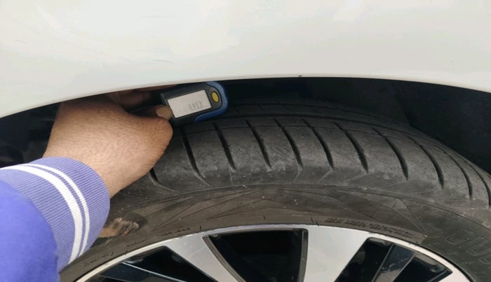 2021 Toyota Innova Crysta 2.4 ZX 7 STR, Diesel, Manual, 82,787 km, tyre