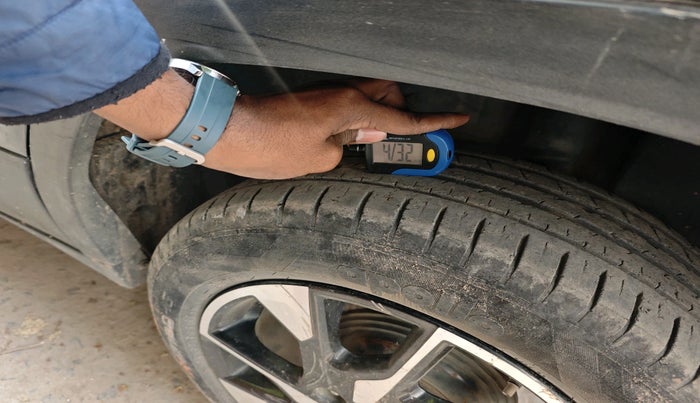 2021 Tata PUNCH CREATIVE AMT 1.2 RTN DUAL TONE, Petrol, Automatic, 31,975 km, tyre