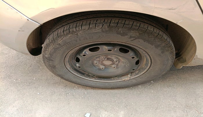 2011 Skoda Fabia AMBIENTE 1.2 MPI, Petrol, Manual, 1,30,200 km, tyre