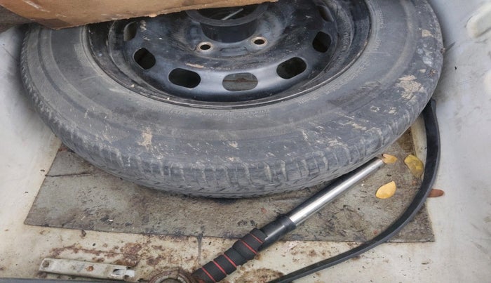 2011 Ford Fiesta Classic CLXI 1.6 PETROL, Petrol, Manual, 1,75,694 km, tyre