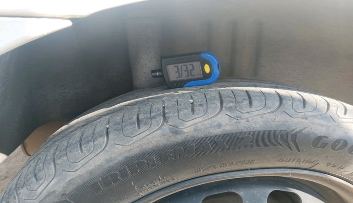 2011 Ford Fiesta Classic CLXI 1.6 PETROL, Petrol, Manual, 1,75,694 km, tyre