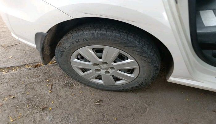 2017 Volkswagen Ameo TRENDLINE 1.2L, Petrol, Manual, 41,938 km, tyre