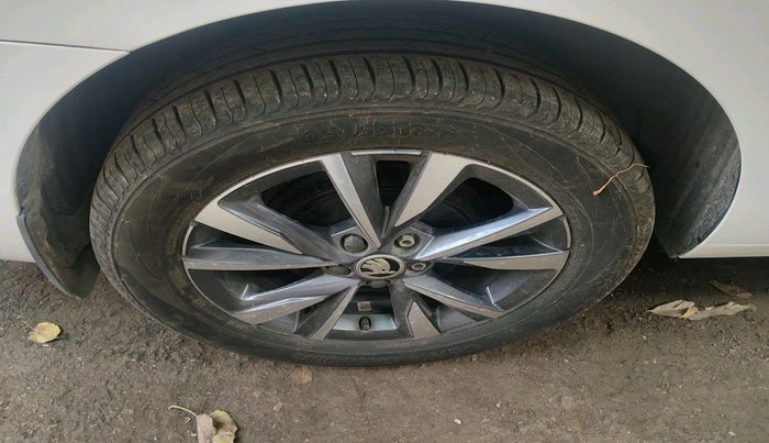 2025 Skoda SLAVIA Prestige 1.5L TSI AT, Petrol, Automatic, 496 km, tyre