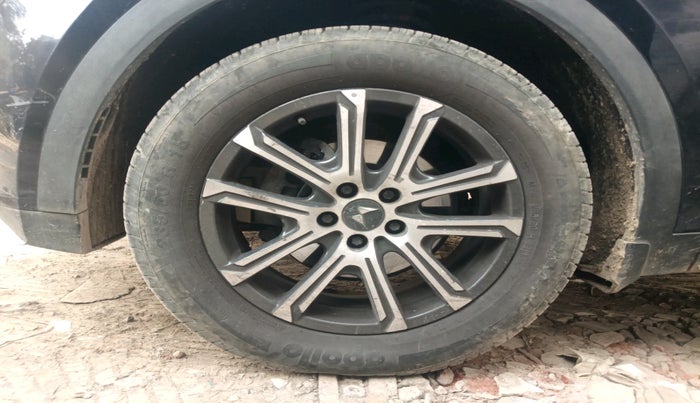 2021 Mahindra XUV700 AX7 Petrol MT 7 STR, Petrol, Manual, 64,345 km, tyre