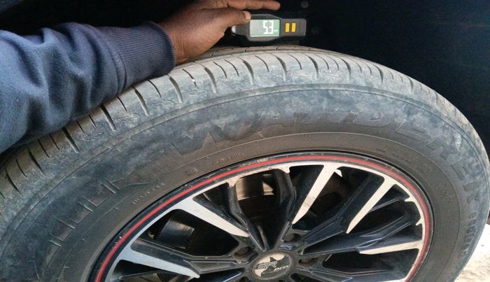 2023 Mahindra XUV700 MX D MT 5 STR, Diesel, Manual, 51,317 km, tyre