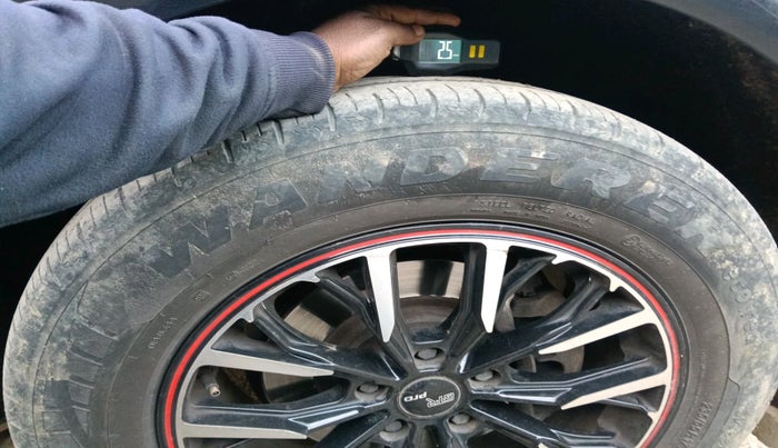 2023 Mahindra XUV700 MX D MT 5 STR, Diesel, Manual, 51,317 km, tyre