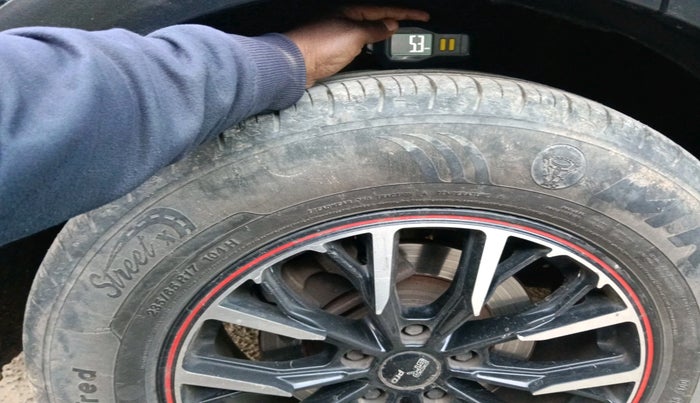 2023 Mahindra XUV700 MX D MT 5 STR, Diesel, Manual, 51,317 km, tyre