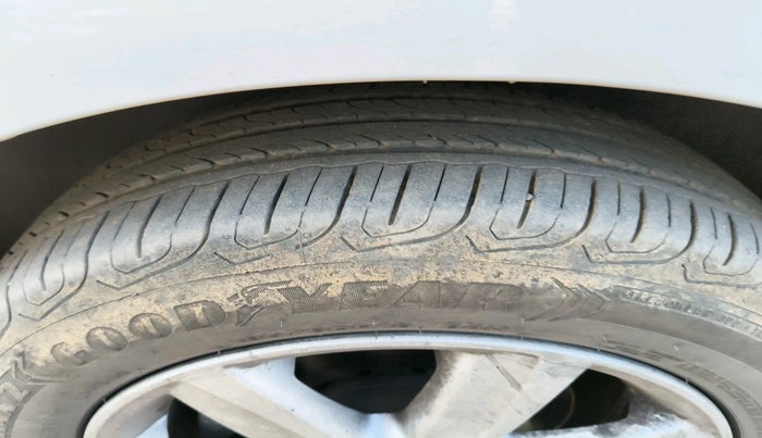 2013 Volkswagen Vento COMFORTLINE DIESEL 1.6, Diesel, Manual, 1,03,269 km, tyre