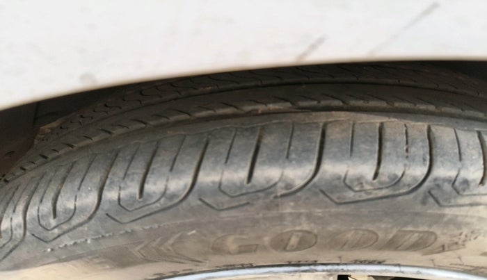 2013 Volkswagen Vento COMFORTLINE DIESEL 1.6, Diesel, Manual, 1,03,269 km, tyre