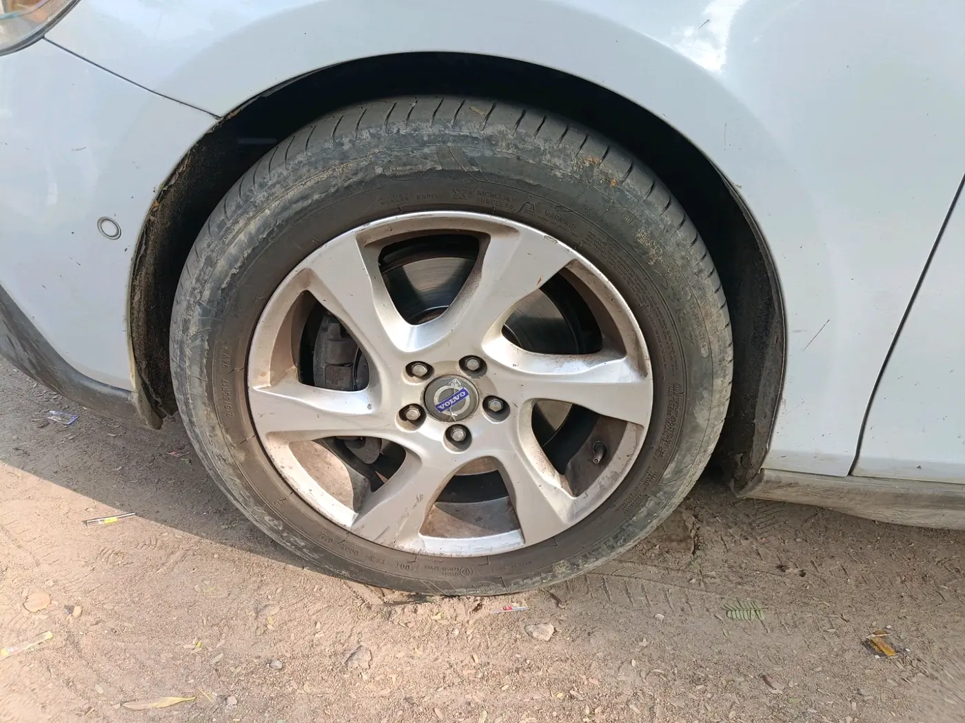 2013 Volvo V40 Cross Country D3, Diesel, Automatic, 1,12,000 km, tyre
