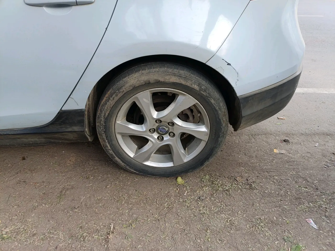 2013 Volvo V40 Cross Country D3, Diesel, Automatic, 1,12,000 km, tyre