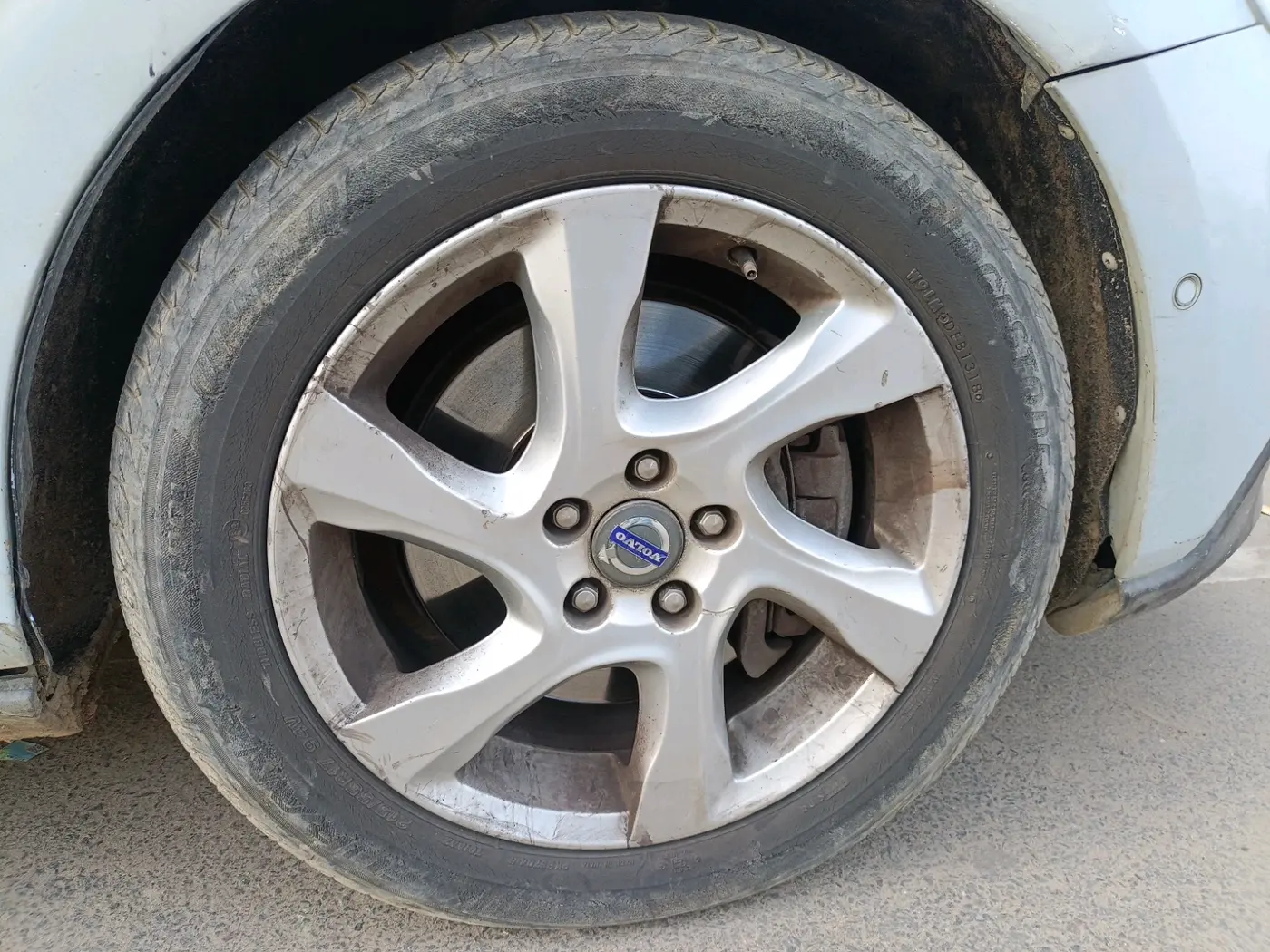2013 Volvo V40 Cross Country D3, Diesel, Automatic, 1,12,000 km, tyre